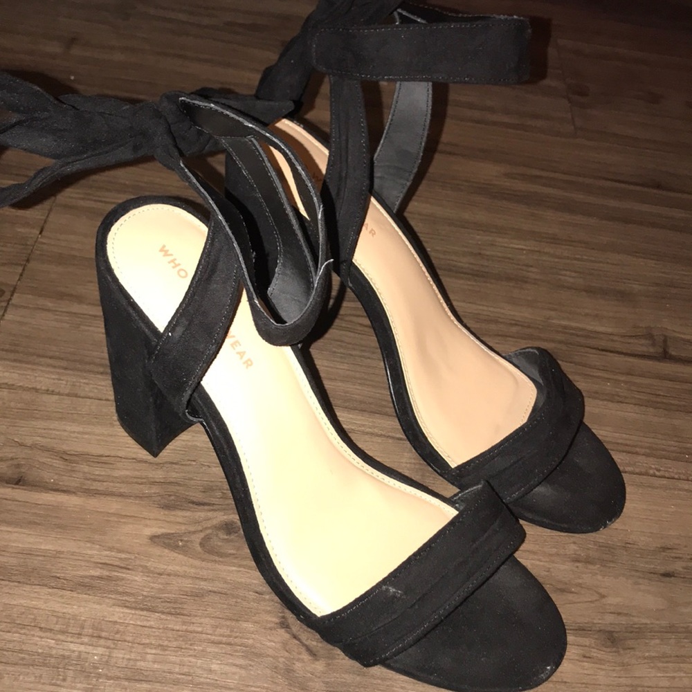 Trendy black heels